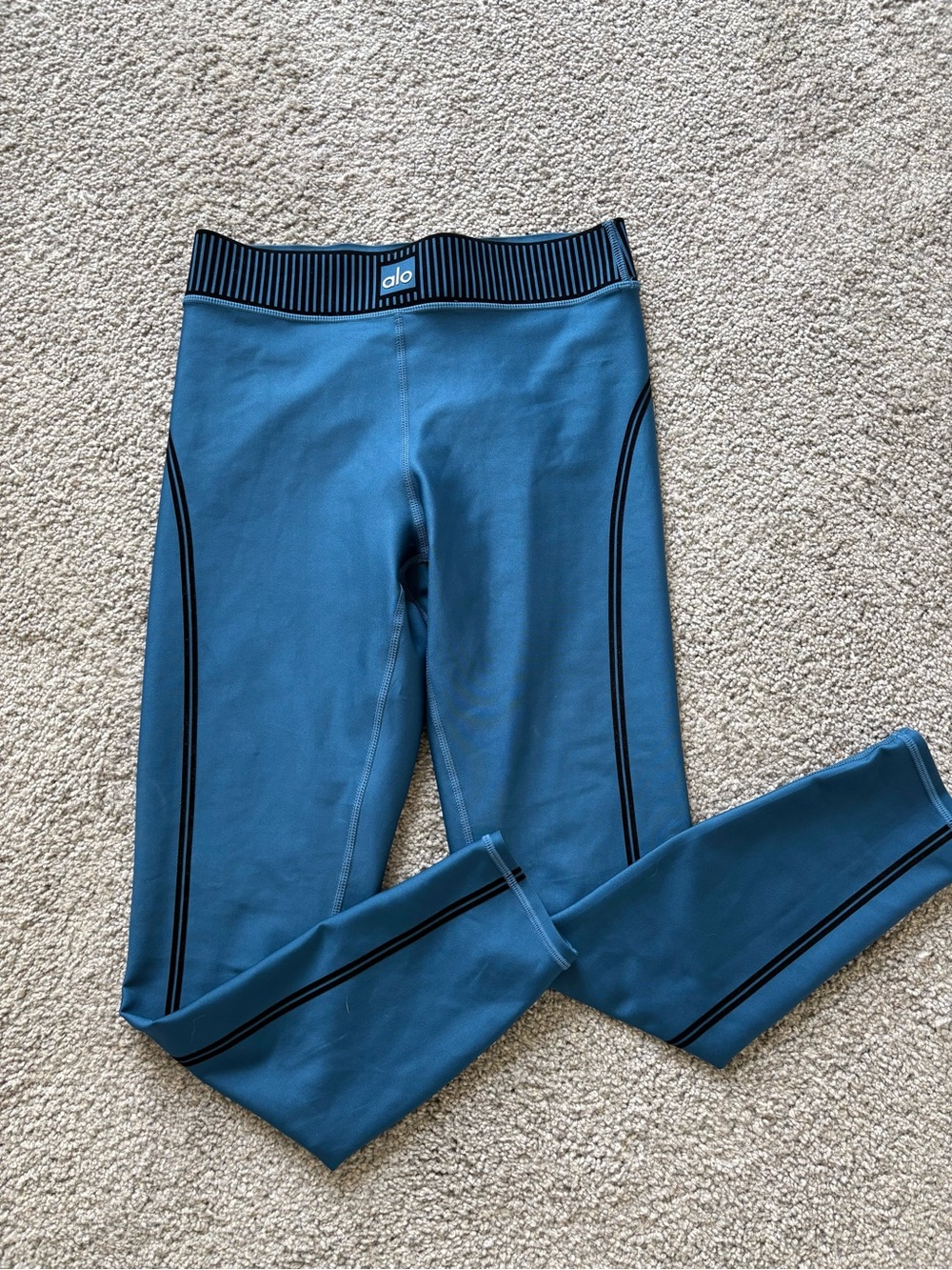 ALO Airlift Leggings - Picture 2 of 5